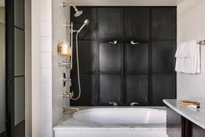 Amenidades de baño de diseñador, secadora de cabello, toallas, jabón 