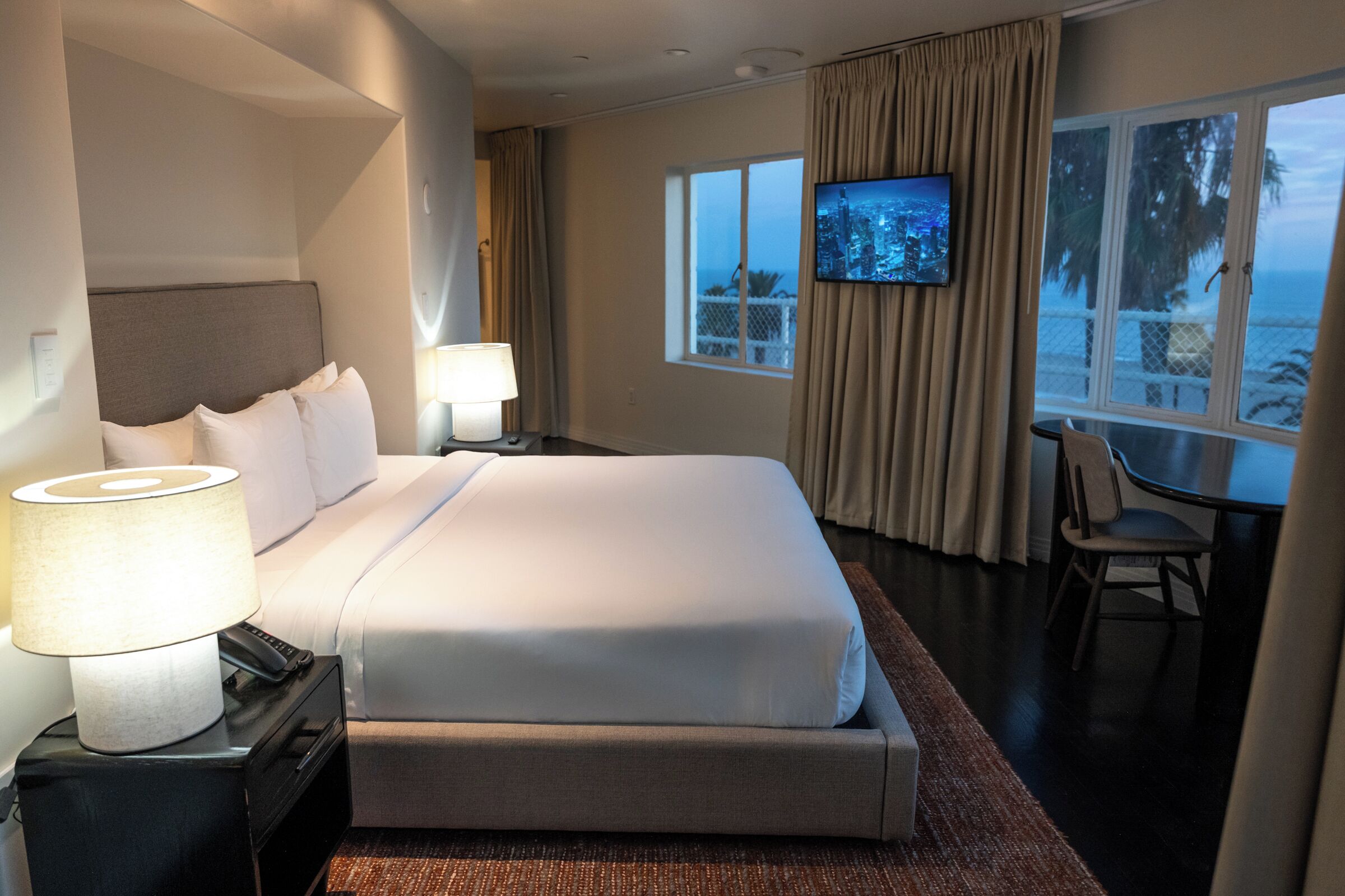 尊贵顶层房, 1 张特大床, 海洋景观 | 高档床上用品、特色家居、熨斗/熨衣板、免费 WiFi