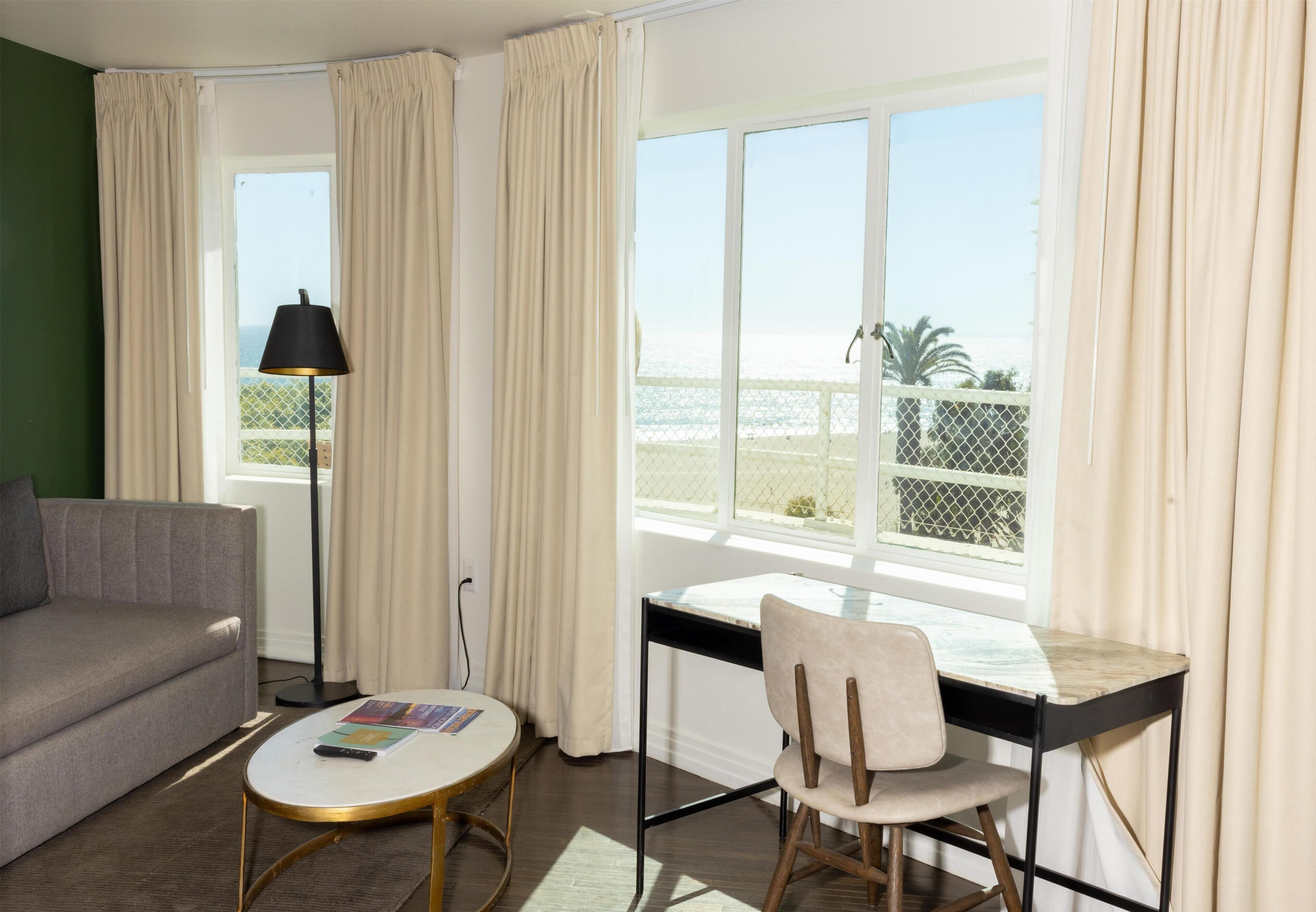 Room (The Eden Cove) | Premium bedding, desk, iron/ironing board, WiFi (free)