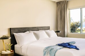 Premium bedding, individually furnished, desk, iron/ironing board - The Eden (Santa Monica)