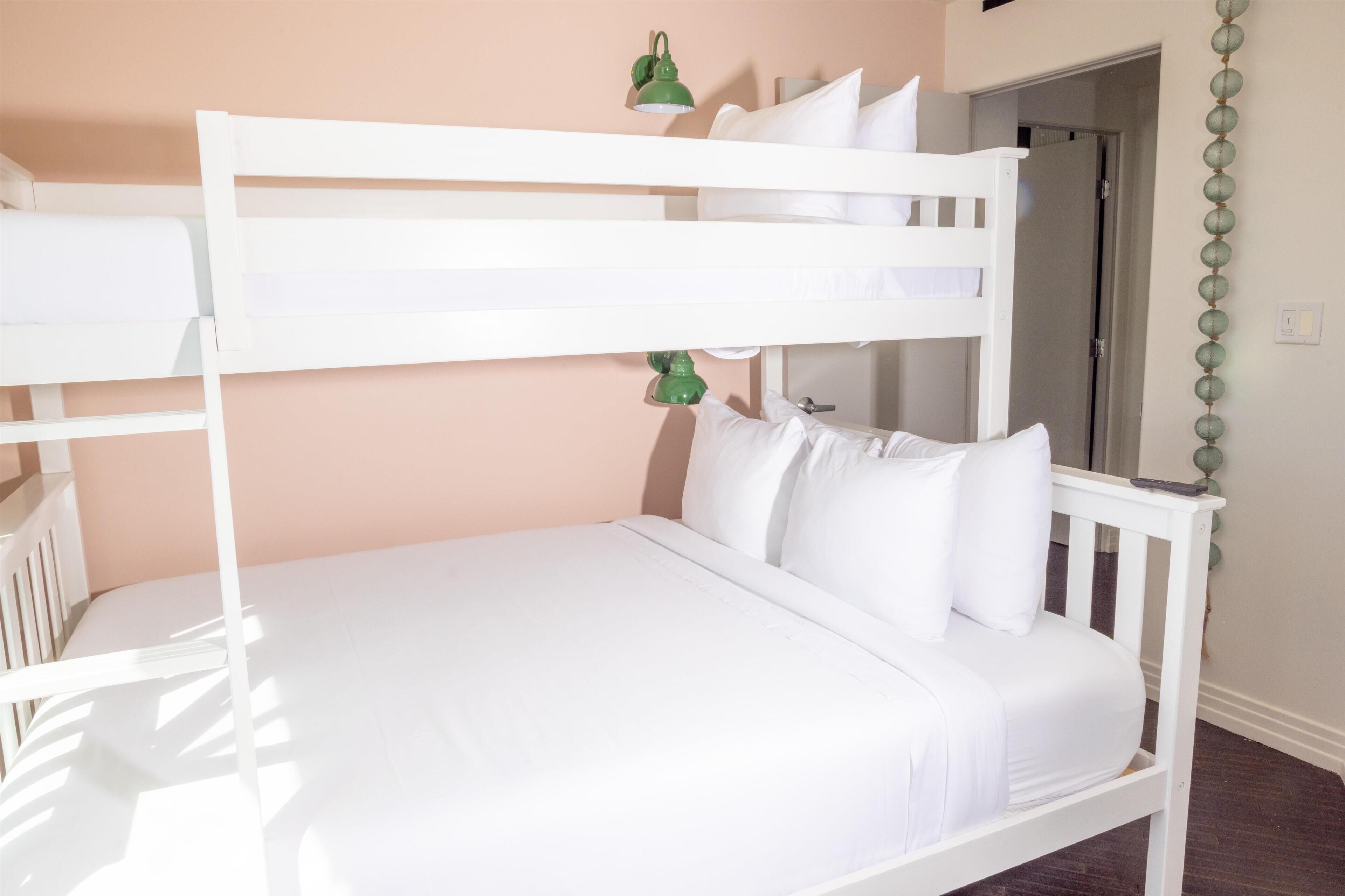 Room (The Eden Cove) | Premium bedding, desk, iron/ironing board, WiFi (free)