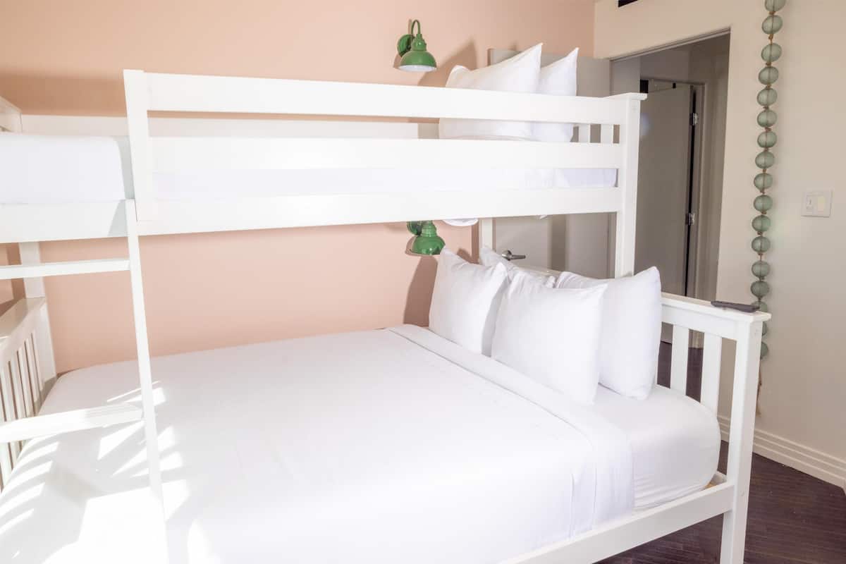 Room (The Eden Cove) | Premium bedding, desk, iron/ironing board, WiFi (free)