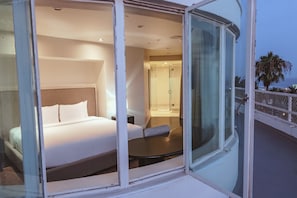 The Oasis Suite | Premium bedding, individually furnished, desk, iron/ironing board - The Eden (Santa Monica)
