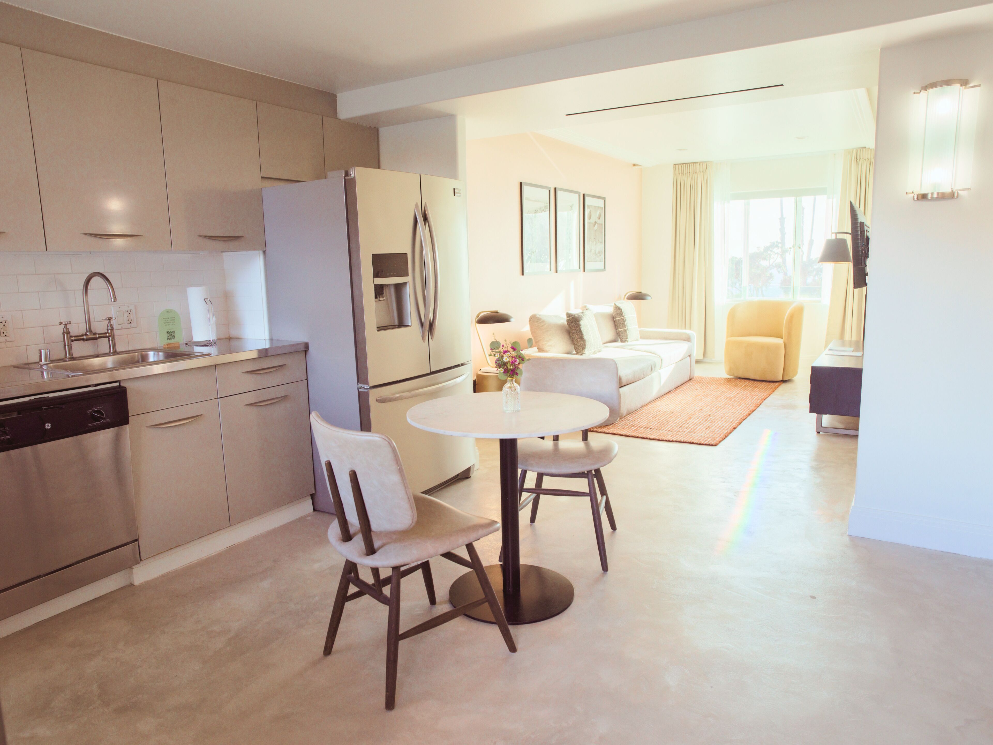 Ocean Premier King Suite | Living area | 40-inch flat-screen TV with digital channels, TV, ping pong