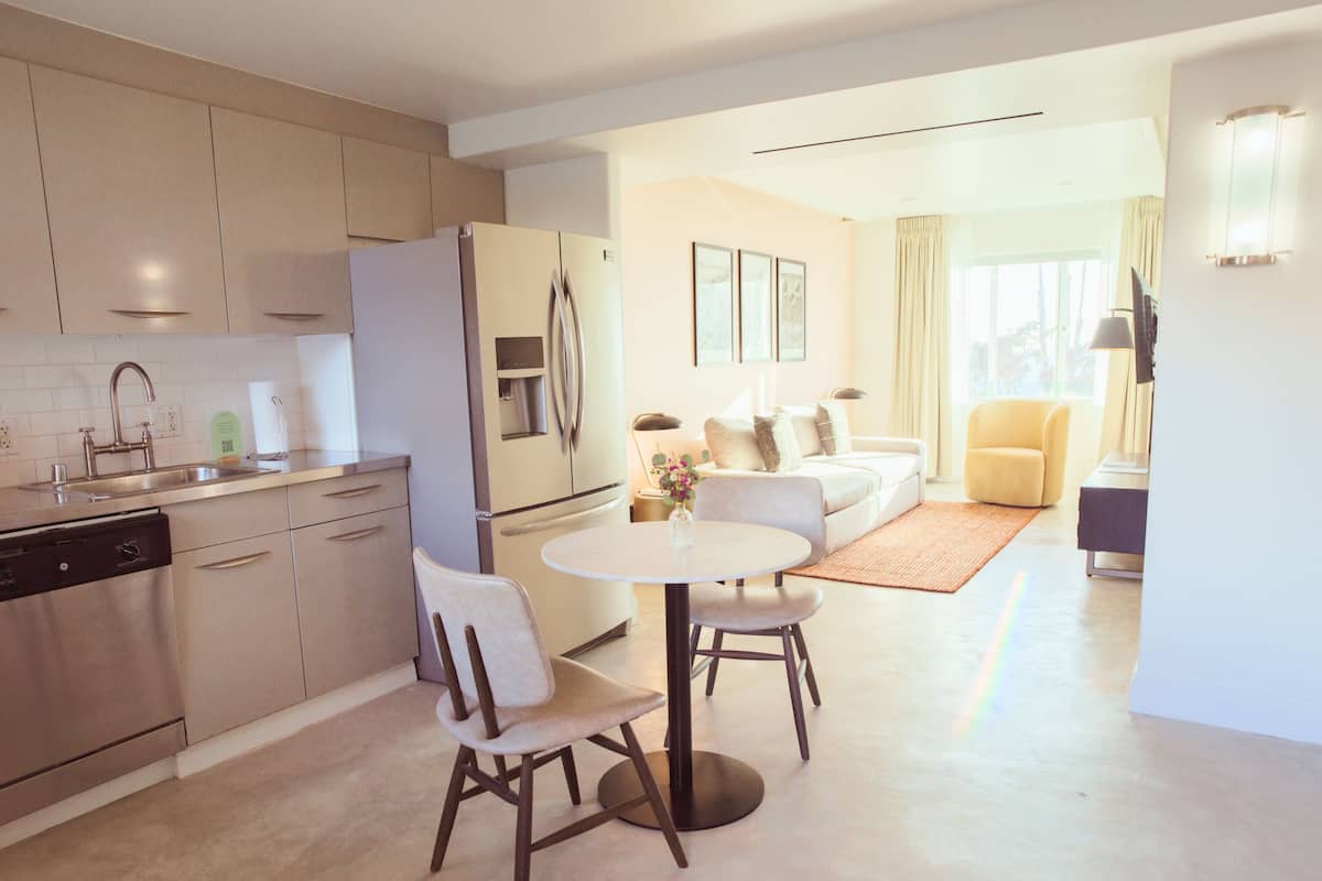 Ocean Premier King Suite | Living area | 40-inch flat-screen TV with digital channels, TV, ping pong