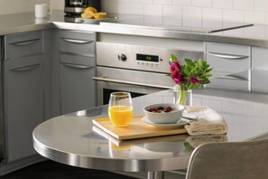 40-inch flat-screen TV with digital channels, TV, table tennis - The Eden (Santa Monica)