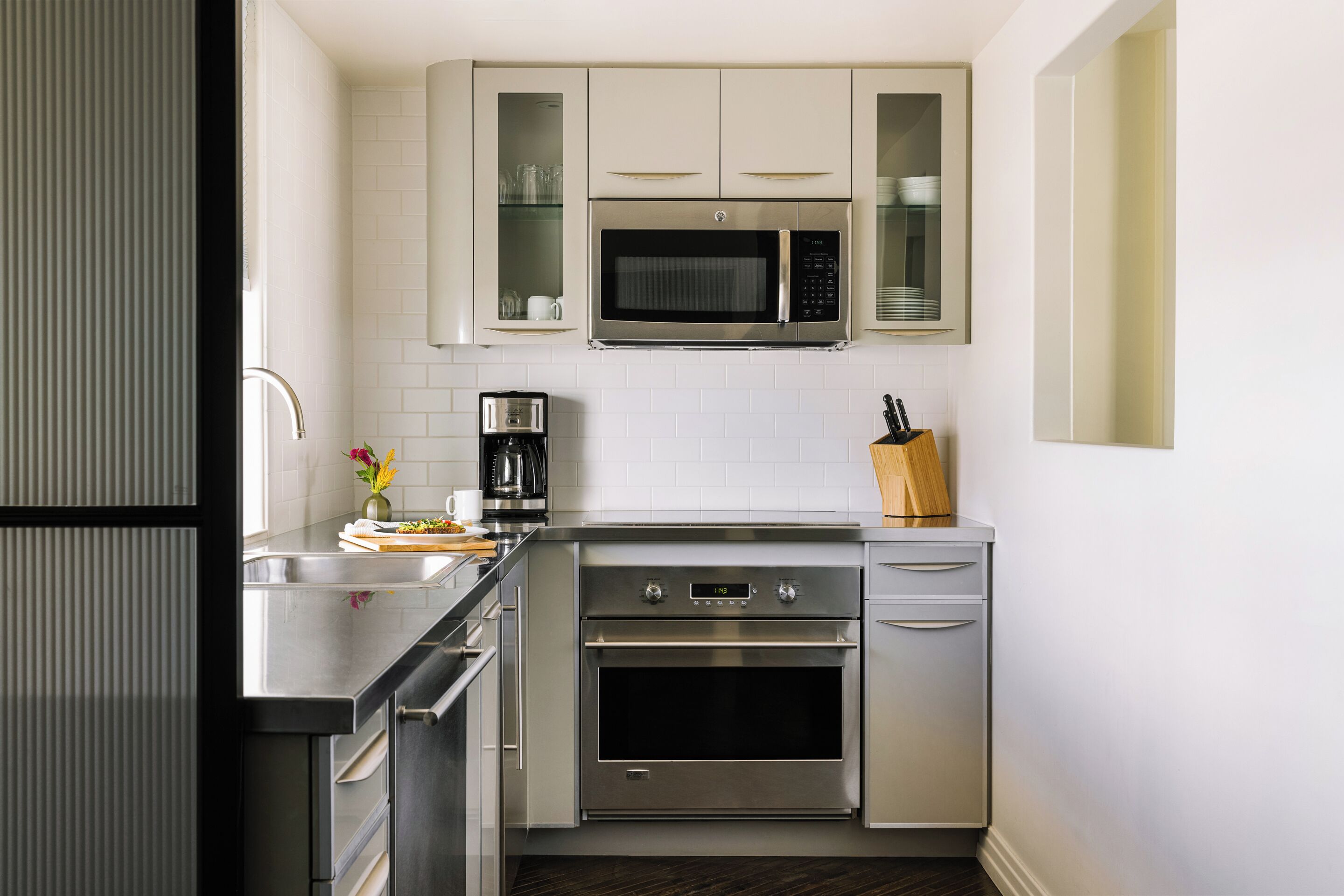 特色开间, 1 张大床和 1 张沙发床, 阳台 | 起居区 | 40-英寸纯平电视（配备数码频道）、电视、乒乓球