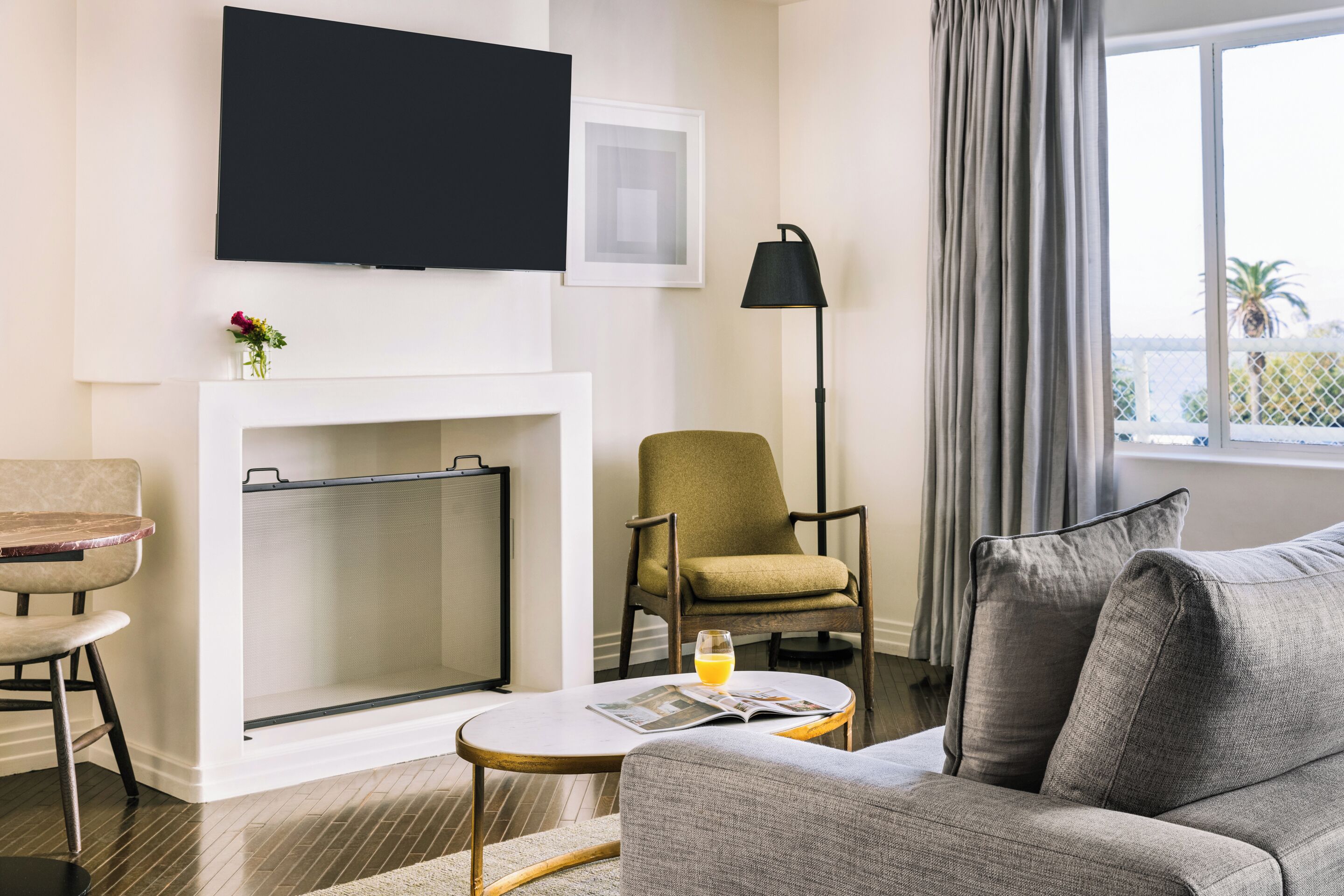 تلفزيون بشاشة مسطحة بحجم 40-بوصة يعرض قنوات تلفزيونية رقمية، تلفزيون