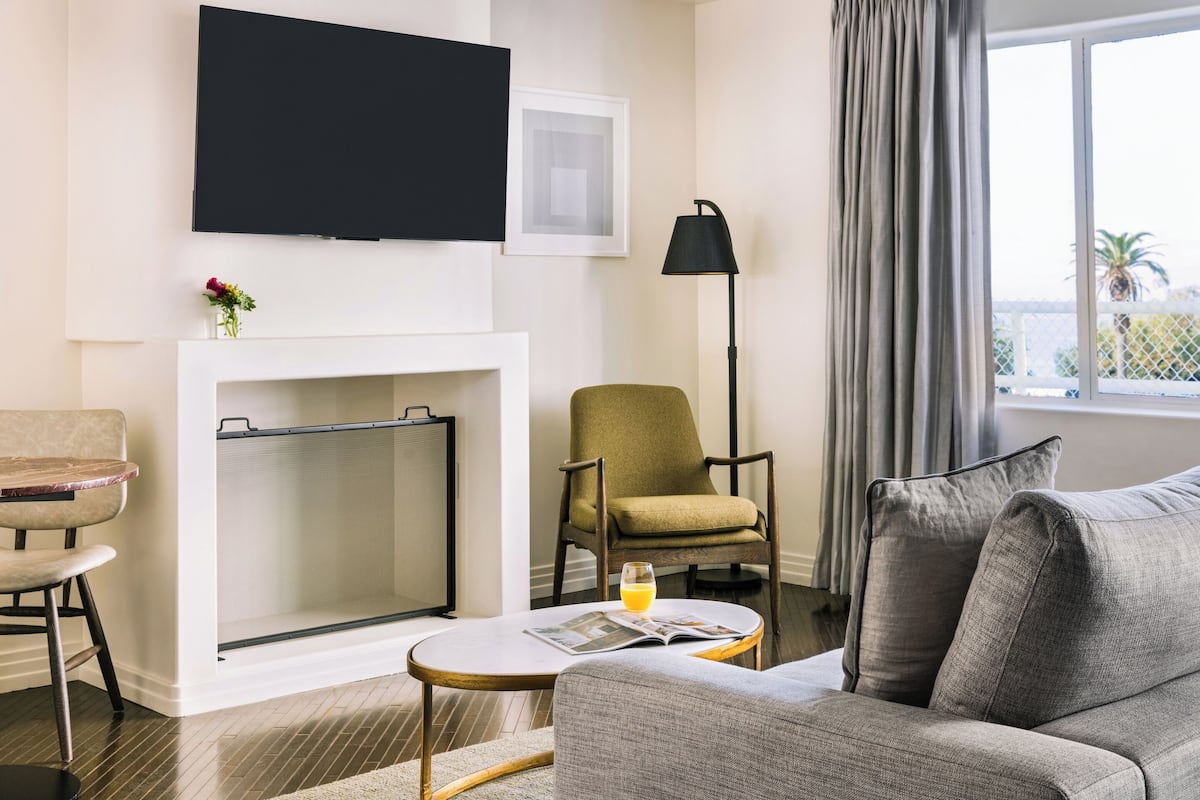 تلفزيون بشاشة مسطحة بحجم 40-بوصة يعرض قنوات تلفزيونية رقمية، تلفزيون