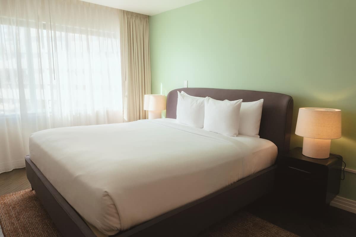 Ocean King 2-Bedroom Suite Mobility Tub | Premium bedding, individually furnished, iron/ironing board, free WiFi