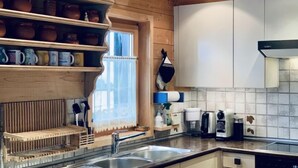 Une cuisine moderne avec des meubles en bois, un évier encastré et une fenêtre offrant une belle vue.