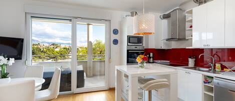 Refrigerador, microondas, horno, placa de cocina