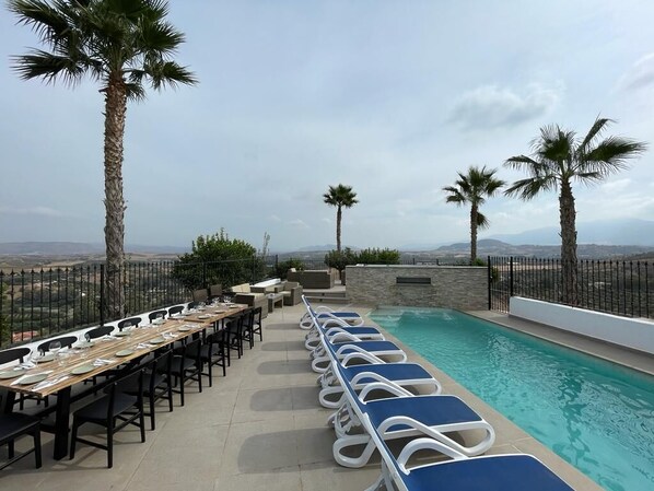 Kauden mukainen ulkouima-allas