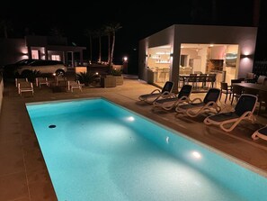 Una piscina al aire libre de temporada