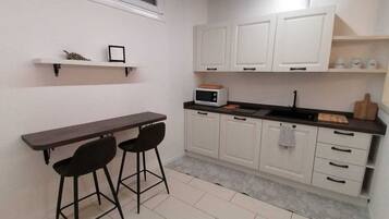 Kühlschrank, Mikrowelle, Herdplatte, Wasserkocher