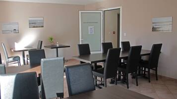 Petit déjeuner continental (9.90 EUR par personne)