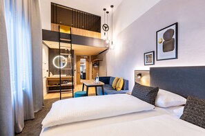 Deluxe Studio, Pets Allowed | Individually decorated, blackout drapes, soundproofing, free WiFi
