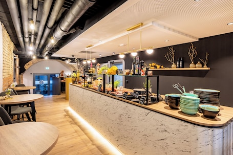 Desayuno buffet diario (EUR 18 por persona)