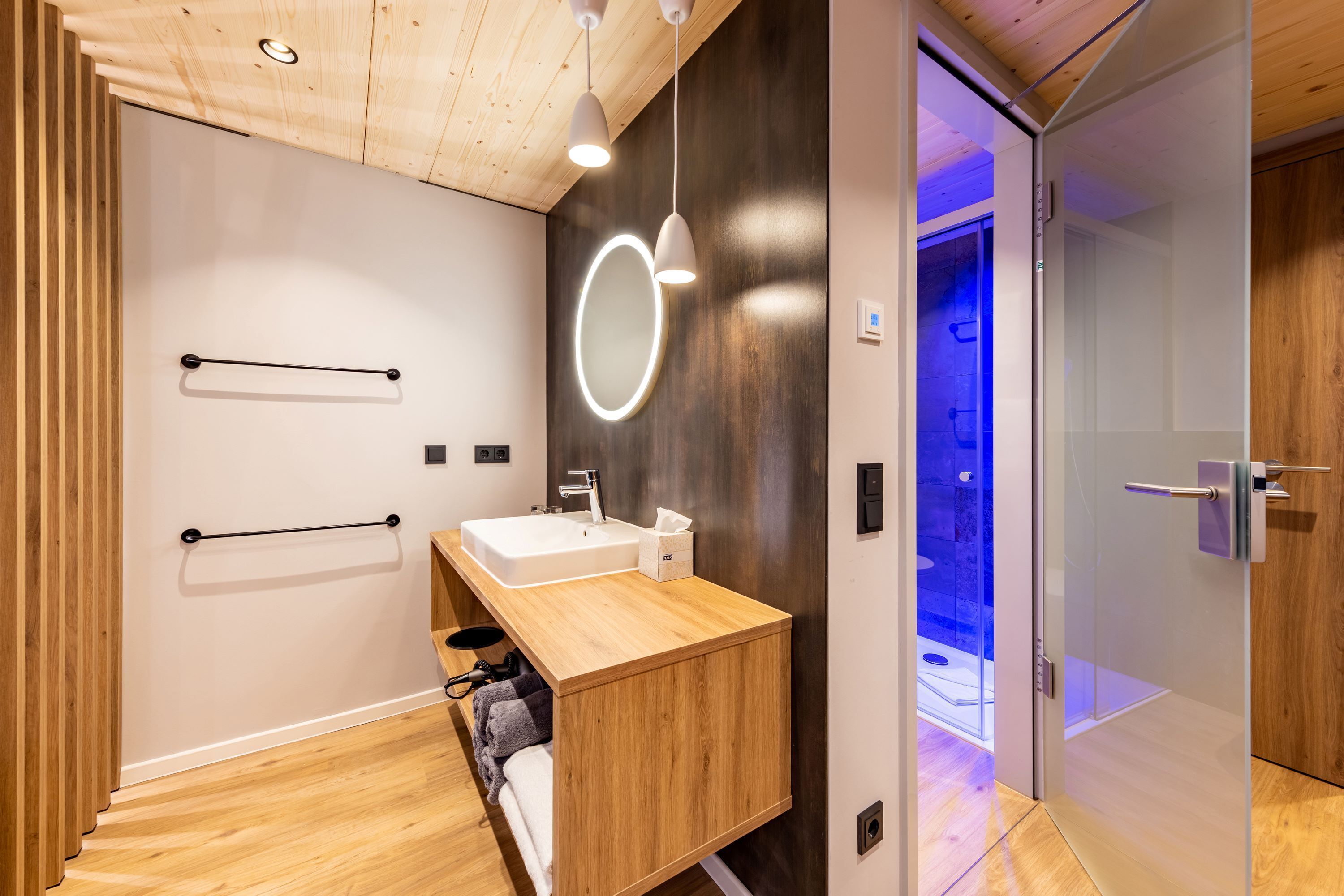 Superior studio suite, huisdieren niet toegestaan | Badkamer | Een douche, een haardroger, handdoeken, zeep