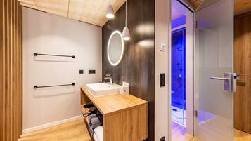 Superior studio suite, huisdieren niet toegestaan | Badkamer | Een douche, een haardroger, handdoeken, zeep