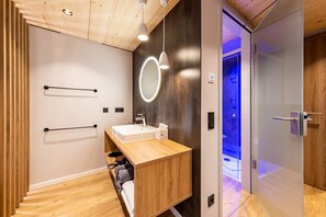 Superior Studio Suite, Pets not allowed | Bathroom | Shower, hair dryer, towels, soap - BOLLWERK Lifestyle Hotel - automatisiertes Hotel mit Self Check In (Immenstadt im Allgaeu)