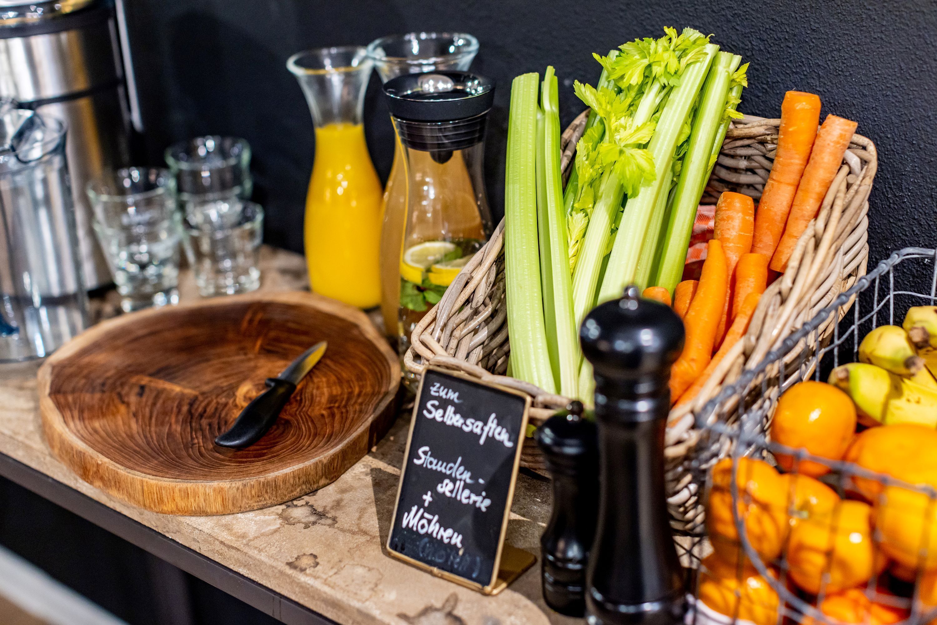 Una mesa de buffet con diversos alimentos y acompañamientos.