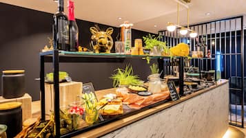 Tägliches Frühstücksbuffet gegen Gebühr
