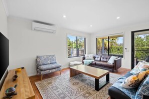 Smart TV, books - Yaroomba Home Close to Beach, Rainforest and Golf (Yaroomba)