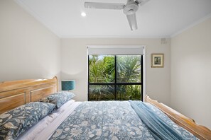 4 bedrooms, iron/ironing board, travel cot, free WiFi - Yaroomba Home Close to Beach, Rainforest and Golf (Yaroomba)