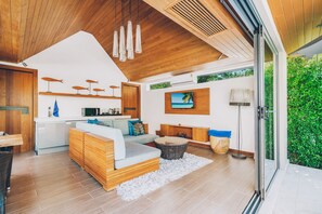 1 Bedroom Pool Villa | Eget tekjøkken | Kjøleskap, mikrobølgeovn, vannkoker og kjøkkenutstyr
