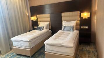 Standard-huone, 2 yhden hengen sänkyä, tupakointi kielletty | Allergiatestatut vuodevaatteet, minibaari, tallelokero huoneessa