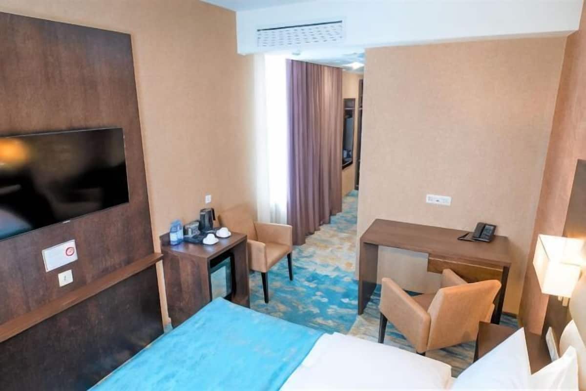 Hypo-allergenic bedding, minibar, in-room safe, desk