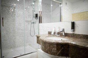 Regadera, amenidades de baño gratuitas, secadora de cabello, batas 