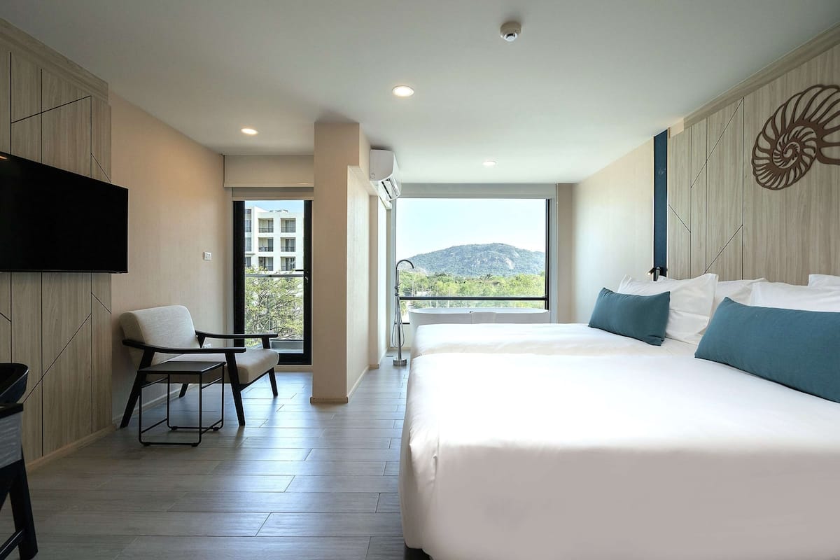 Deluxe Room, 2 Twin Beds, Bathtub, Mountain View (Bathtub ) | 1 bedroom, premium bedding, minibar, in-room safe