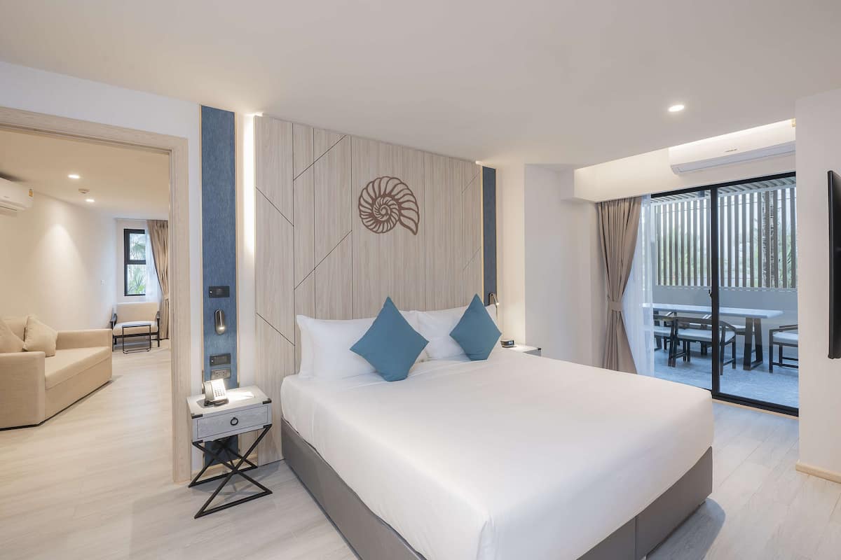 Suite, Multiple Beds, Non Smoking, Terrace (Living Room) | 1 bedroom, premium bedding, minibar, in-room safe