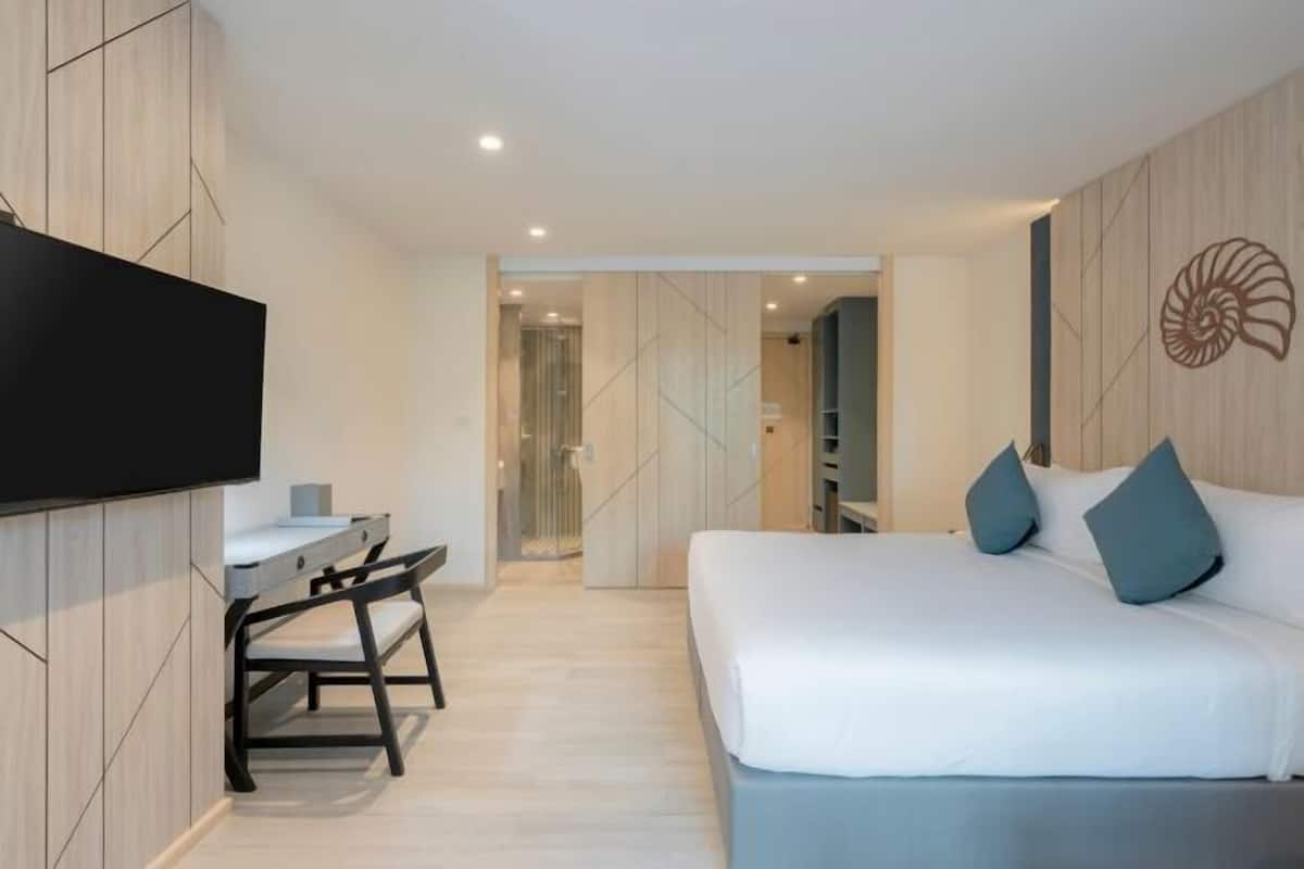 1 bedroom, premium bedding, minibar, in-room safe