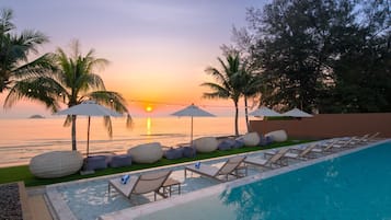 Utomhuspool, öppet 07.00 till 19.00, gratis cabanor och parasoller