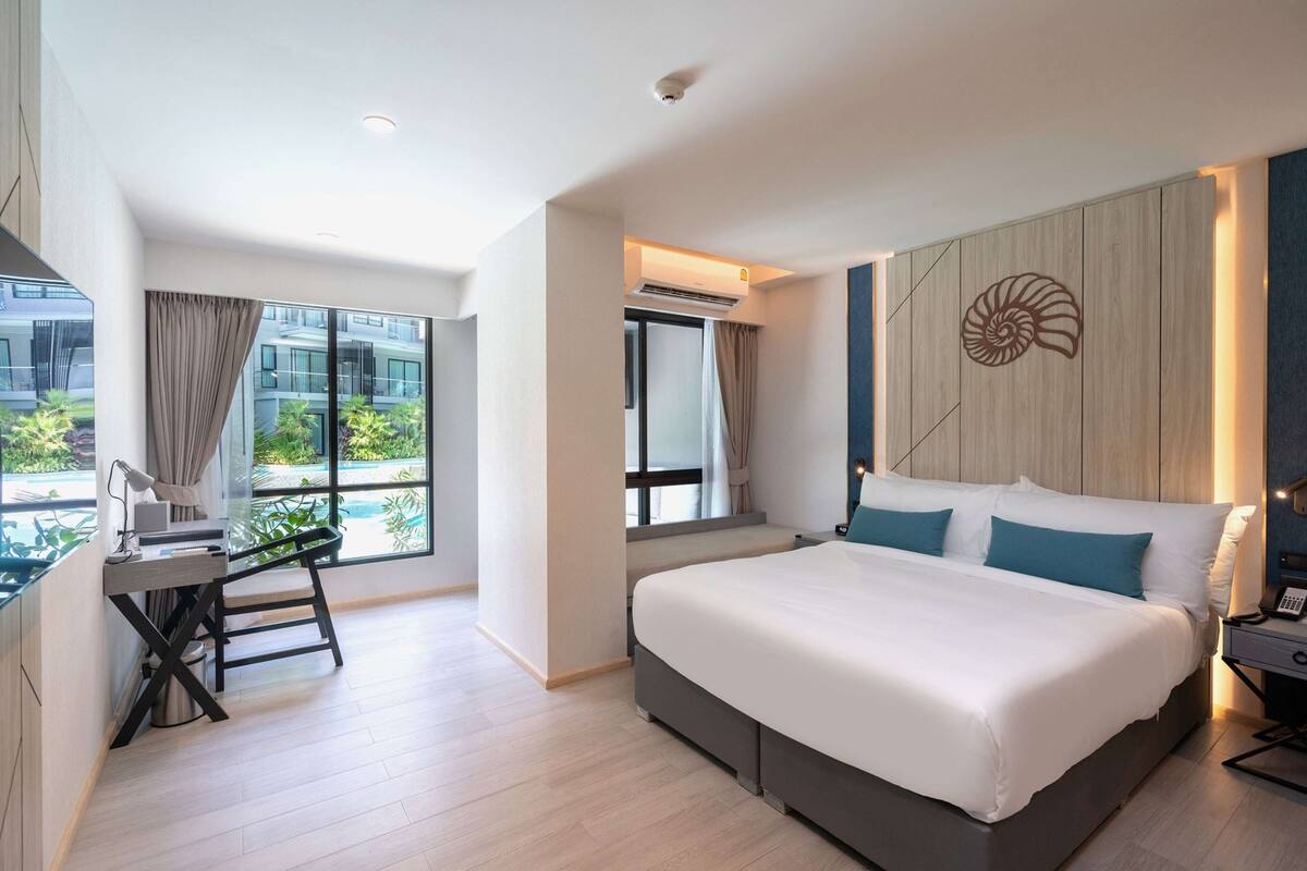 ห้องดีลักซ์, เตียงใหญ่ 1 เตียง, ระเบียง (Pool) | เครื่องนอนระดับพรีเมียม, มินิบาร์, ตู้นิรภัยในห้องพัก, โต๊ะทำงาน