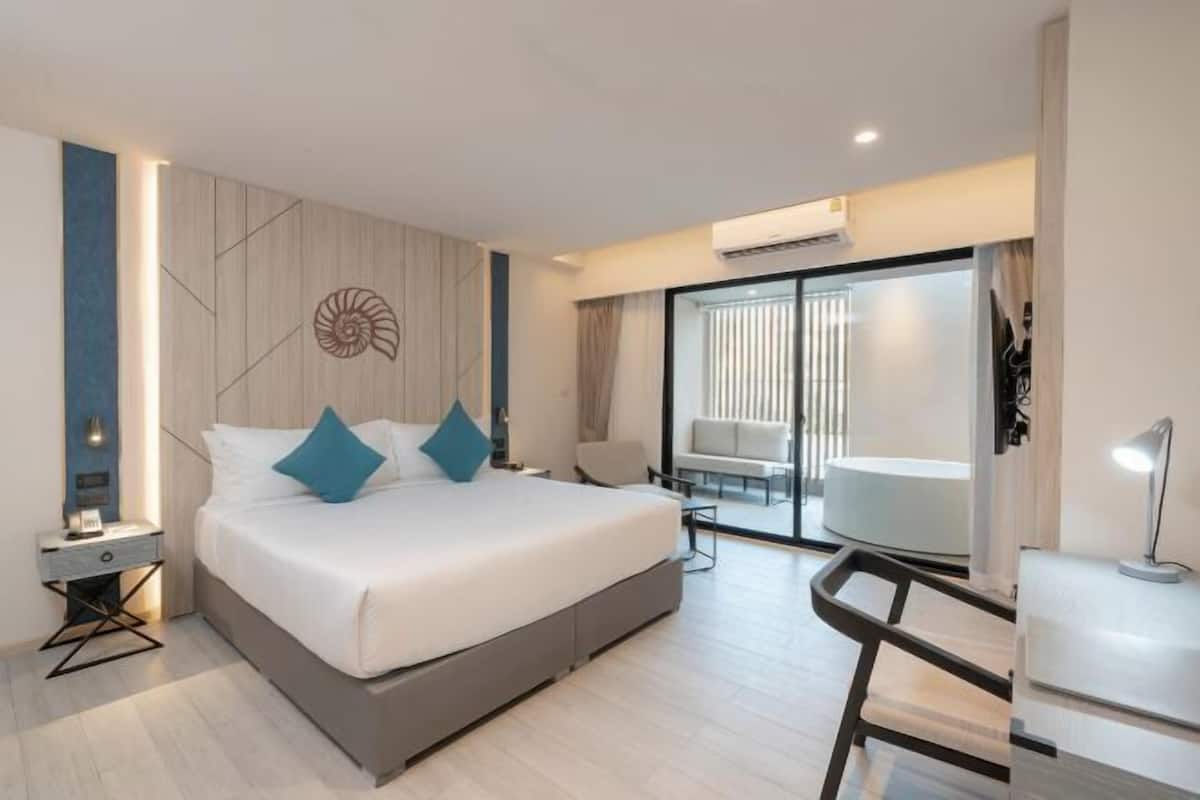 1 bedroom, premium bedding, minibar, in-room safe