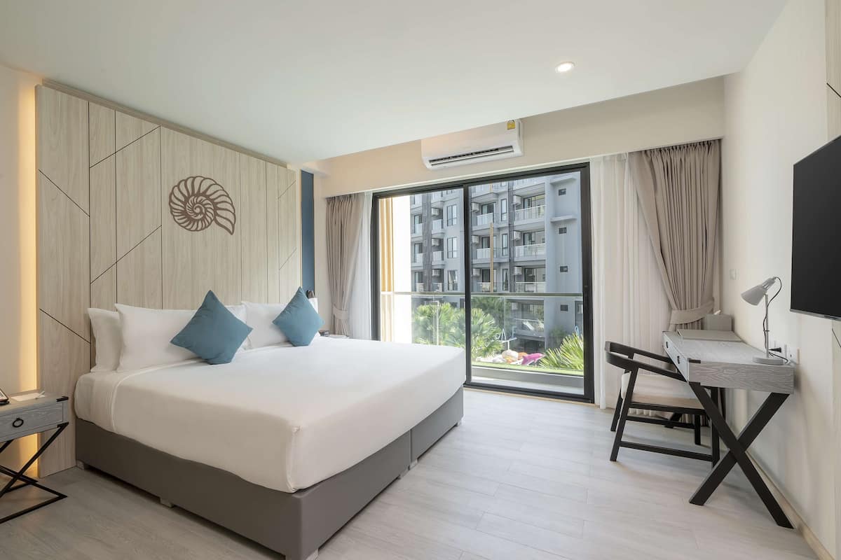ห้องดีลักซ์, เตียงใหญ่ 1 เตียง, วิวสระว่ายน้ำ | เครื ่องนอนระดับพรีเมียม, มินิบาร์, ตู้นิรภัยในห้องพัก, โต๊ะทำงาน