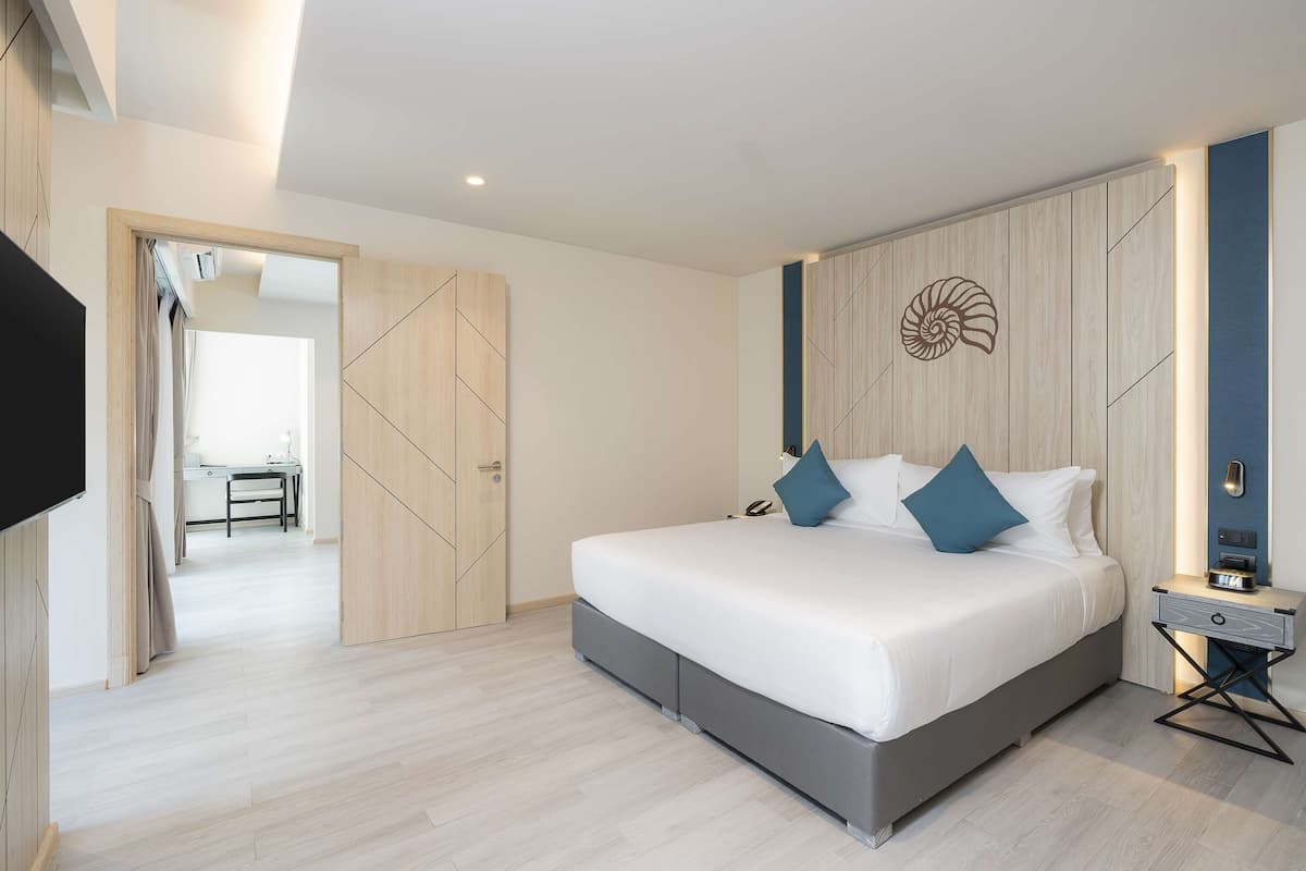 ห้องสวีท, 1 ห้องนอน (1 Double Bed) | เครื่องนอนระดับพรีเมียม, มินิบาร์, ตู้นิรภัยในห้องพัก, โต๊ะทำงาน