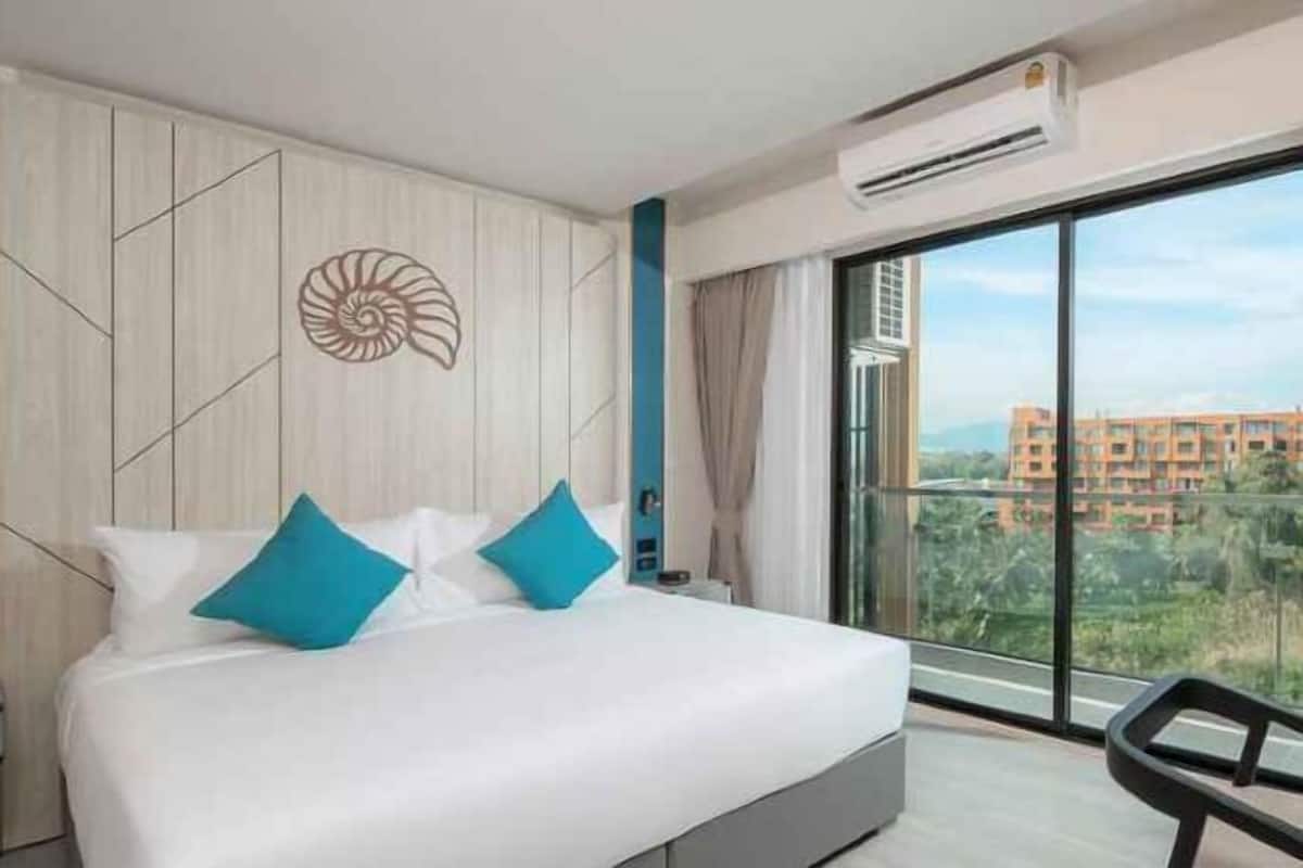 1 bedroom, premium bedding, minibar, in-room safe