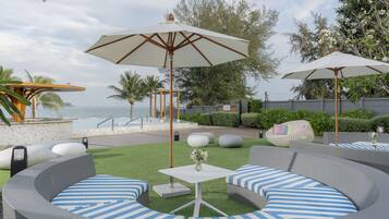 PĂ„ stranden, solstolar och strandhanddukar