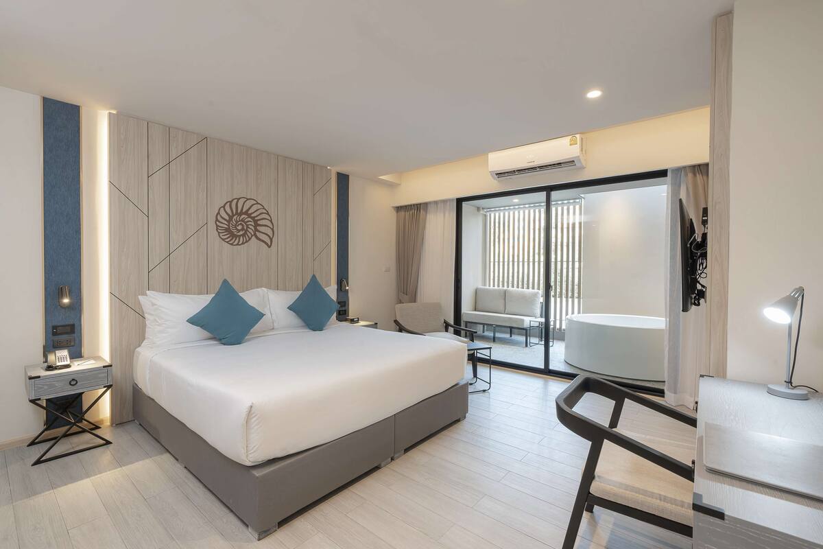 ห้องพรีเมียม, เตียงใหญ่ 1 เตียง (Superior) | เครื่องนอนระดับพรีเมียม, มินิบาร์, ตู้นิรภัยในห้องพัก, โต๊ะทำงาน