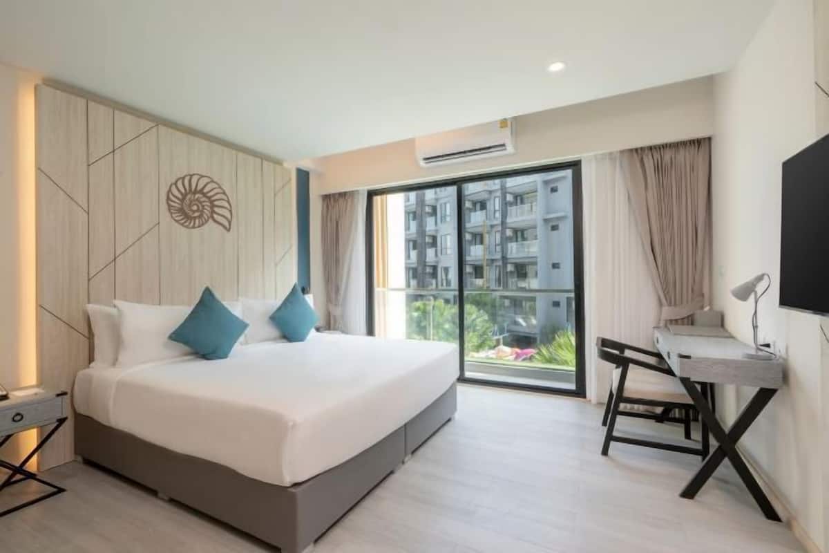 1 bedroom, premium bedding, minibar, in-room safe