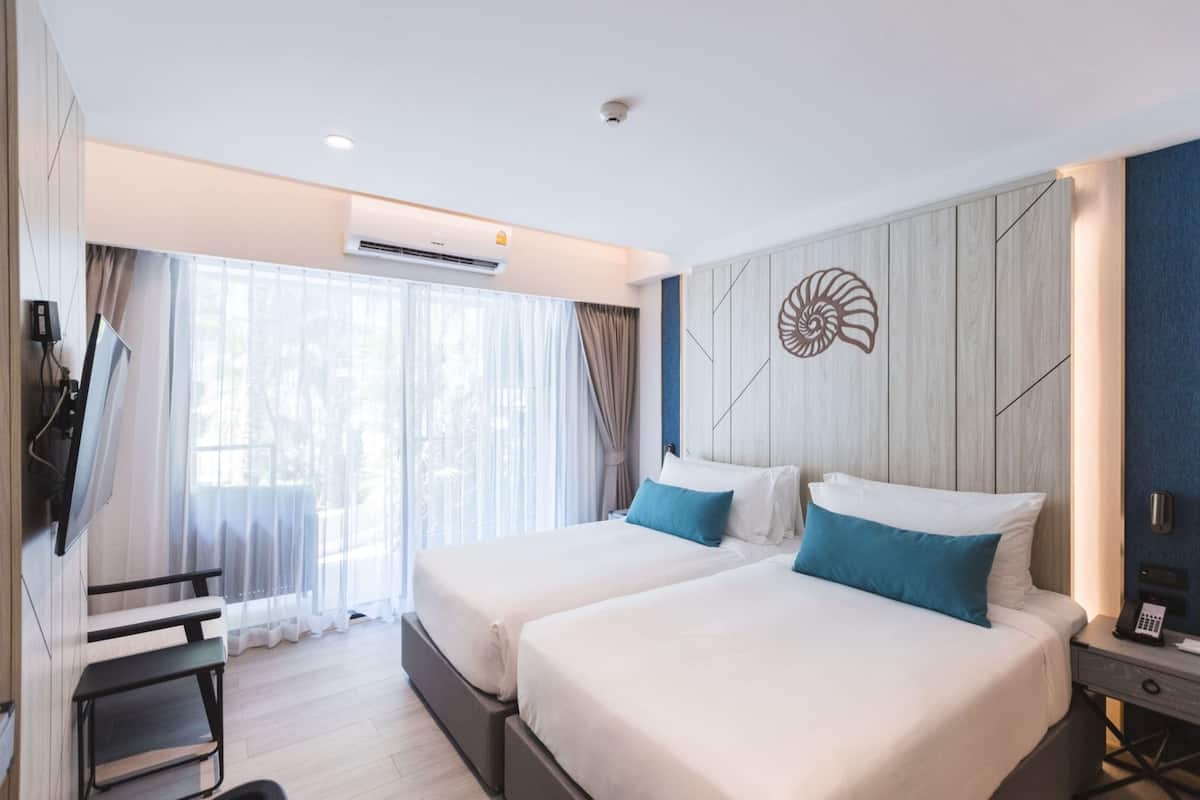 ห้องดีลักซ์, เตียงเดี่ยว 2 เตียง, ระเบียง (Pool) | เครื่องนอนระดับพรีเมียม, มินิบาร์, ตู้นิรภัยในห้องพัก, โต๊ะทำงาน