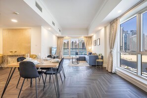 Dining - Luxurious And Stylish 1br With Amazing City Views (Dubai)