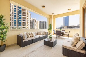 TV - Palm Jumeirah - 2br - New Furnished - Next To Mall (Dubai)