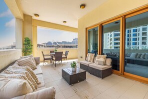 Outdoor dining - Palm Jumeirah - 2br - New Furnished - Next To Mall (Dubai)