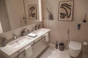 Ducha y bañera combinadas y secador de pelo